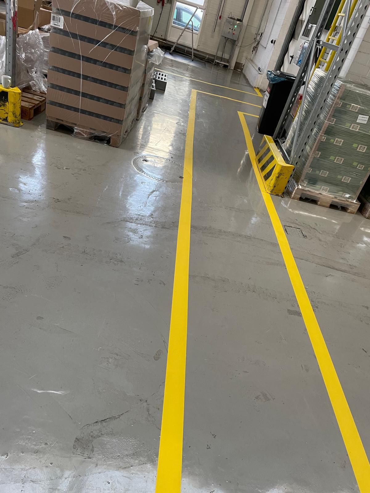 Markierte Fahrwege zwischen Regalen – Basic GmbH, Servicegebiet Hamburg