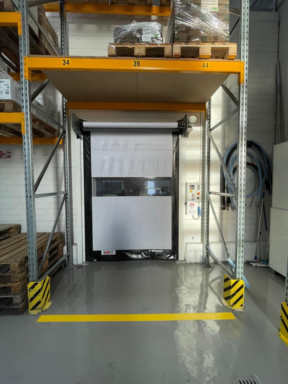 Bodenbeschichtung mit Markierung in einer Halle – Basic GmbH, Servicegebiet Hamburg