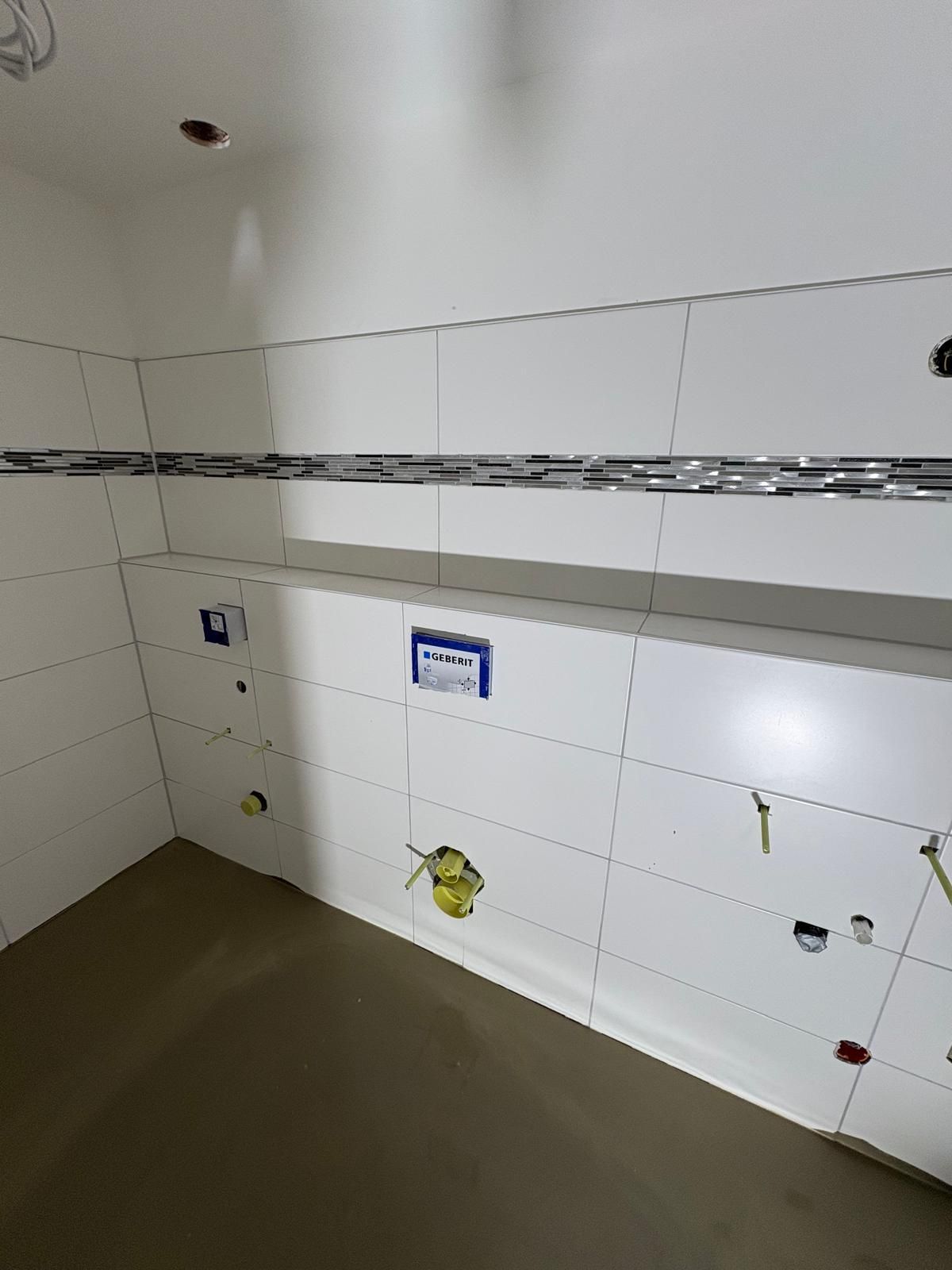 Weiße Wandfliesen mit Mosaik-Bordüre – Basic GmbH, Servicegebiet Hamburg