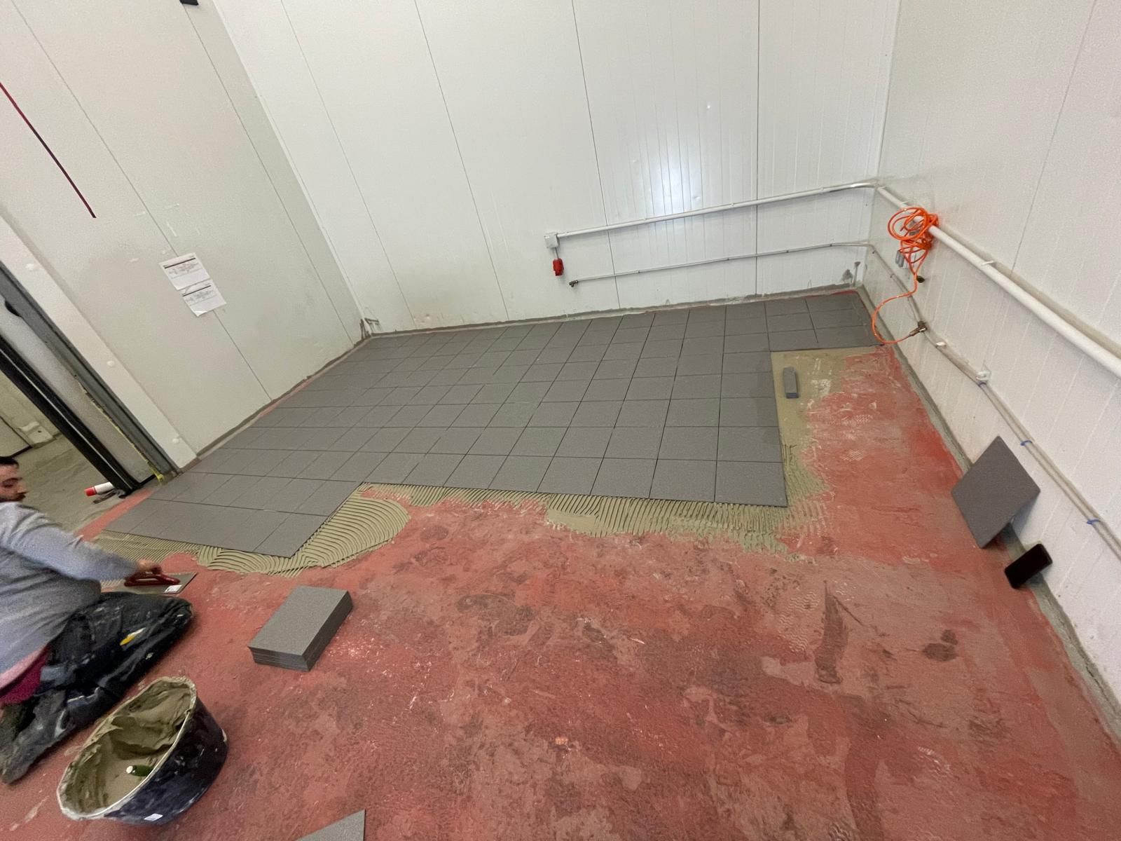 Wand- und Bodenfliesen in einem Gewerberaum – Basic GmbH, Servicegebiet Hamburg