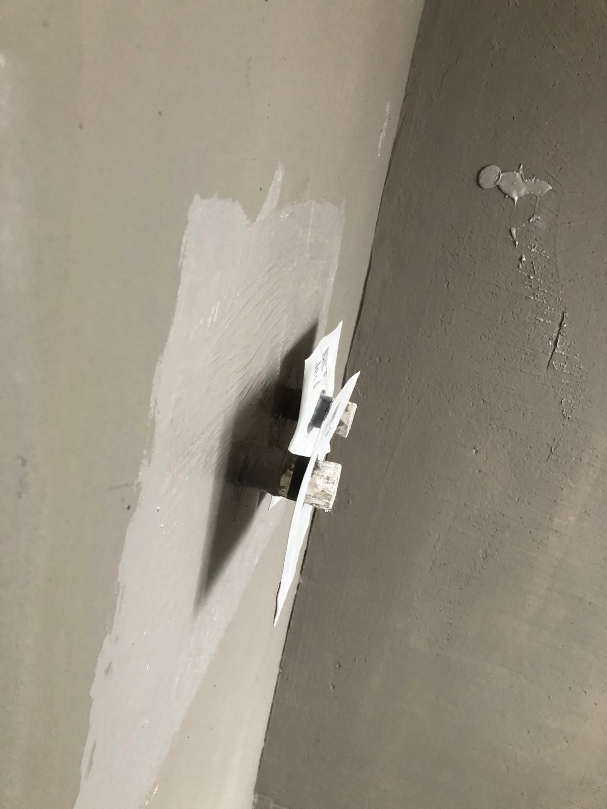 Spachtelarbeiten an einer Innenwand – Basic GmbH, Servicegebiet Hamburg