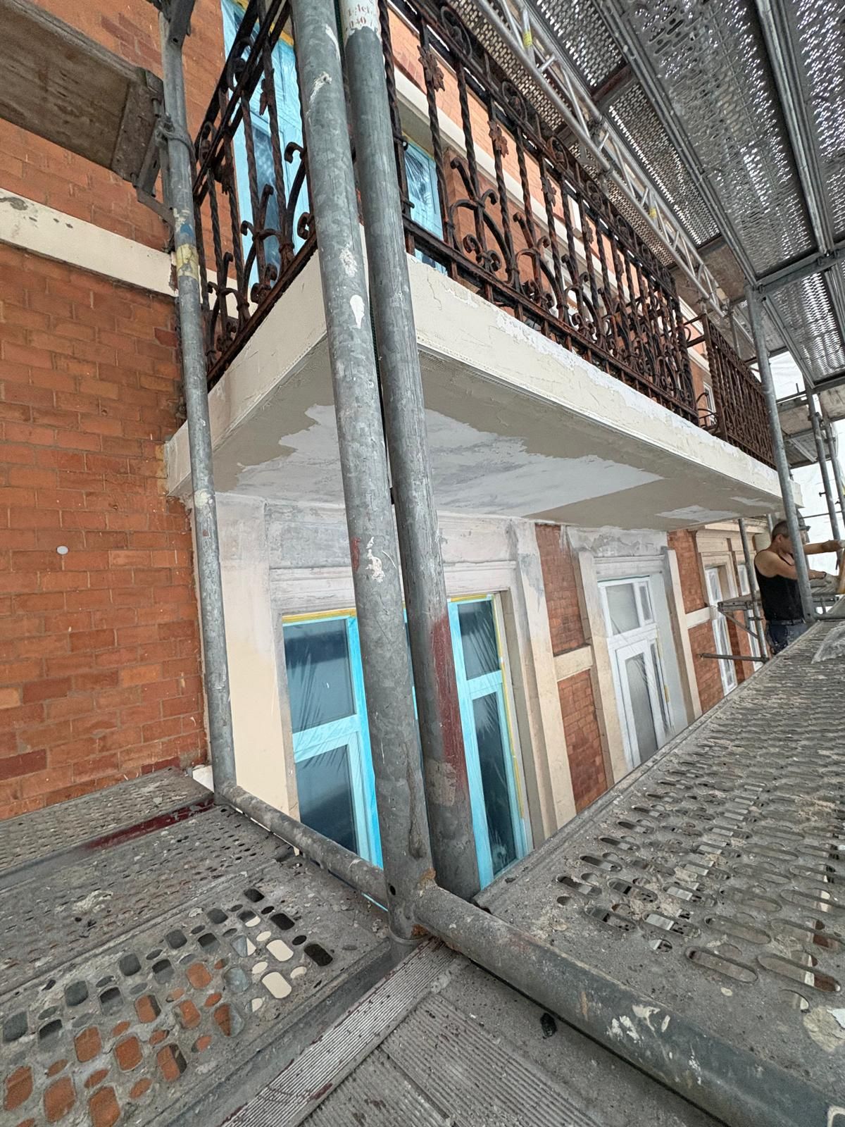 Putzarbeiten an einer Fassade – Basic GmbH, Servicegebiet Hamburg