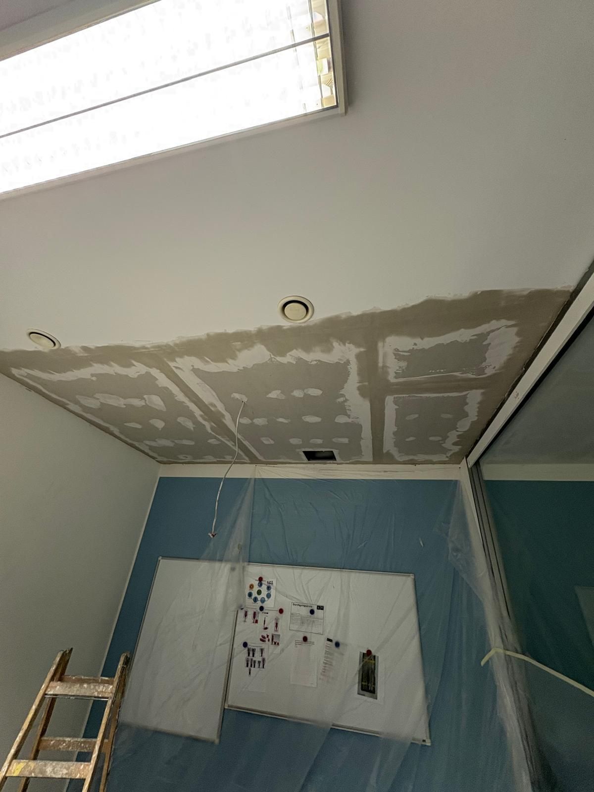 Neu verkleidete Decke in Trockenbauweise – Basic GmbH, Servicegebiet Hamburg